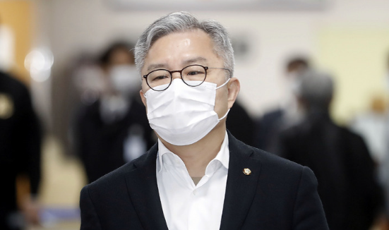 최강욱 더불어민주당 의원이 지난달 8일 서울 서초구 서울중앙지법에 출석하고 있다.(사진=뉴시스 제공)