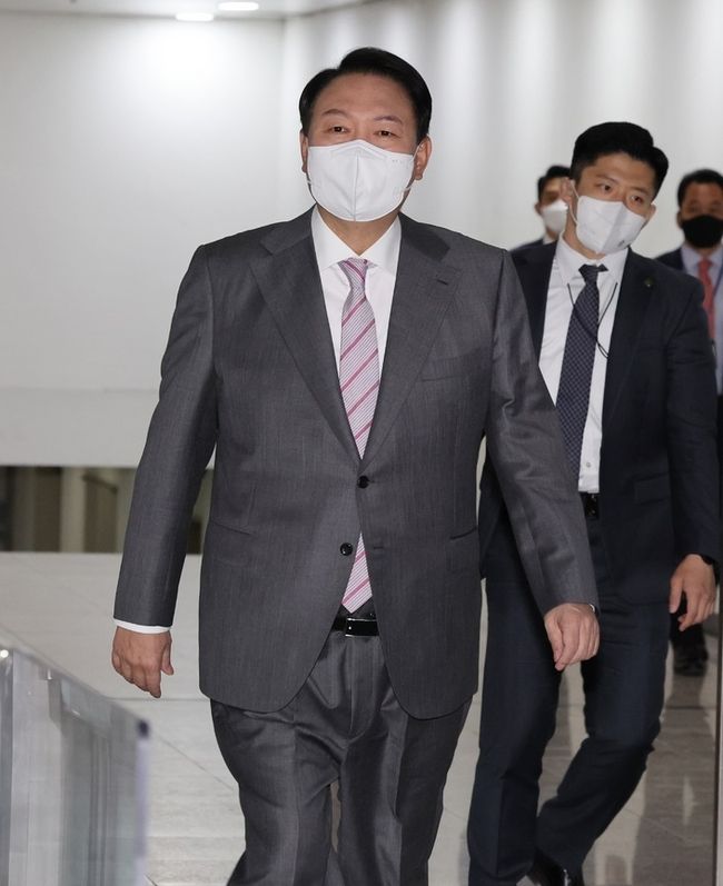  윤석열 대통령이 20일 서울 용산 대통령실 청사로 출근하고 있다. (사진=뉴시스 제공)