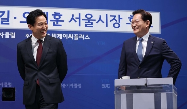 오세훈 국민의힘 서울시장 후보와 송영길 더불어민주당 서울시장 후보가 20일 서울 양천구 방송회관에서 열린 방송기자클럽 서울시장 후보자 TV토론회에 참석해 대화하고 있다.(사진=뉴시스 제공)