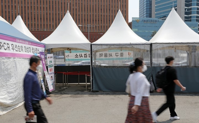 코로나19 확진자가 2만5125명으로 집계된 지난 20일 오전 서울 중구 서울역에 마련된 임시선별검사소가 한산한 모습을 보이고 있다.