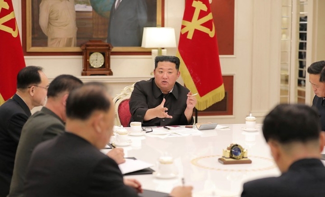  북한 조선중앙통신이 제공한 사진에 김정은 북한 국무위원장이 17일 평양에서 열린 노동당 정치국 상무위원회 회의를 주재하고 있다. 북한 국가비상방역사령부는 전국적으로 23만3천여 명의 발열자가 새로 발생하고 6명이 숨졌다고 밝혔다.