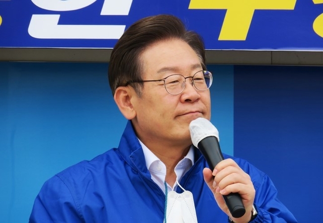 제8회 전국동시지방선거 공식 선거운동이 시작된 지난 19일 오후 인천시 동구 동인천역 북광장에서 더불어민주당 이재명 계양을 국회의원 후보 겸 총괄선대위원장이 시민들에게 지지를 호소하고 있다.