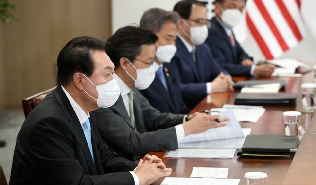 윤석열 대통령이 21일 오후 서울 용산 대통령실 청사 접견실에서 과 조 바이든 미국 대통령과 확대 정상회담을 하고 있다.