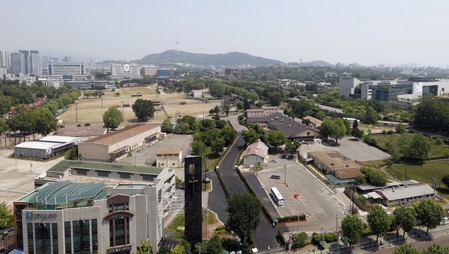 용산 미군기지 터의 토양, 지하수 오염 농도가 공원 조성에 필요한 기준치보다 높아 공원 개방이 우려되고 있다. 사진은 지난 17일 서울 용산 대통령실과 공원 조성 부지 모습.