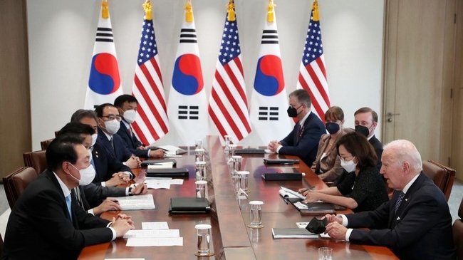 윤석열 대통령과 조 바이든 미국 대통령이 21일 오후 서울 용산 대통령실 청사 접견실에서 확대 정상회담을 하고 있다.