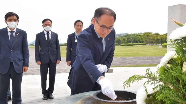 신임 대검찰청 차장검사인 이원석 제주지검장이 지난 19일 오전 제주시 봉개동에 위치한 제주4·3평화공원을 찾아 희생영령에게 참배하고 있다.