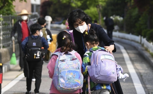 전국 모든 학교에서 정상 등교가 이뤄진 지난 2일 서울 광진구 광장초등학교 교장 선생님이 등교하는 학생들을 맞이하고 있다