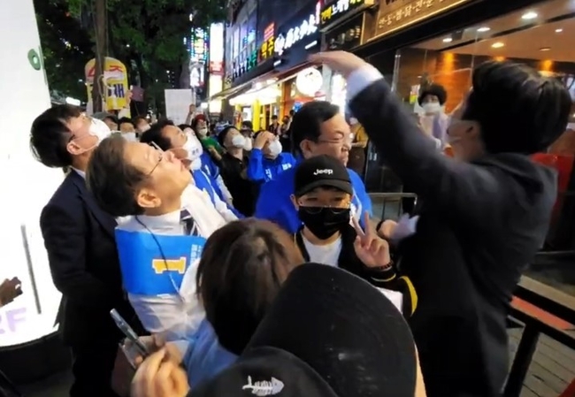 더불어민주당 이재명 인천 계양을 국회의원 후보가 철제그릇이 날아온 곳을 바라보고 있다. 2022.05.21. (사진=이재명 유튜브 채널 캡처)