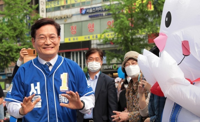 송영길 더불어민주당 서울시장 후보가 19일 서울 노원역 인근에서 집중 유세에 나서며 시민들과 인사를 나누고 있다. (공동취재사진) 