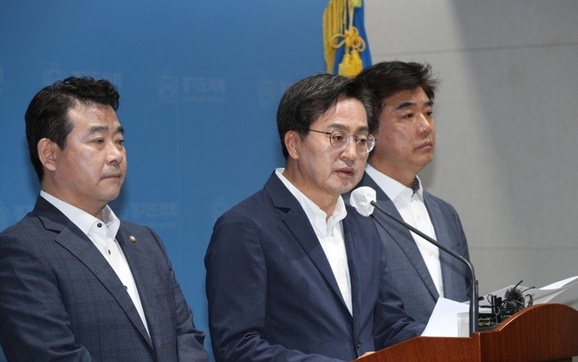김동연 더불어민주당 경기도지사 후보(가운데)가 22일 오전 경기도 수원시 영통구 경기도 의회 브리핑실에서 투기과열지구와 조정대상지역 재검토를 촉구하는 부동산 관련 긴급 기자회견을 하고 있다. 이날 박정 더불어민주당 국회의원 경기도당위원장(왼쪽)과 캠프 정책본부장을 맡은 김병욱 더불어민주당 분당을 국회의원이 자리했다.