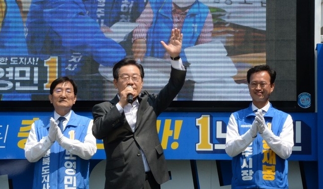 이재명 더불어민주당 총괄선거대책위원장이 22일 오전 충북 청주시 상당구 성안길 구 롯데시네마 앞에서 노영민 충북도지사 후보와 송재봉 청주시장 후보의 지원 유세를 하고 있다.