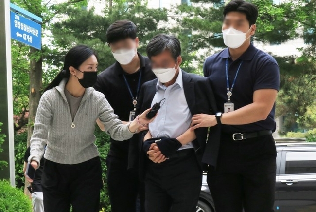 인천 계양구 까치공원 입구 상가 골목을 다니며 거리유세에 나선 이재명 후보에게 철제그릇을 던져 선거운동을 방해한 혐의로 구속영장이 청구된 60대 남성이 구속 전 피의자 심문(영장실질심사)을 받기 위해 22일 오후 미추홀구 인천지법에 들어서고 있다.