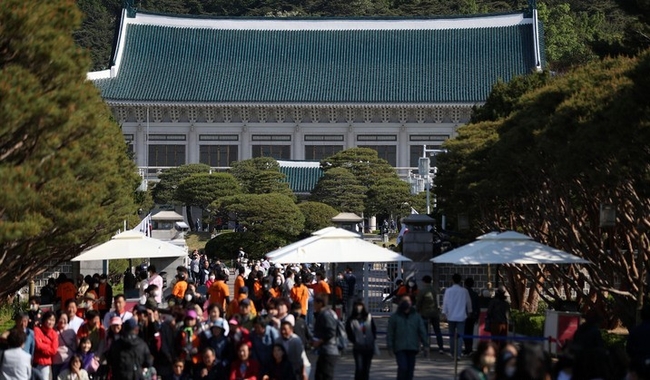 청와대 개방 첫 주말인 15일 오전 서울 종로구 청와대에서 시민들이 본관을 배경으로 기념촬영하고 있다. 