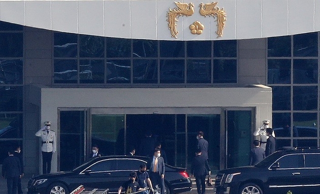 윤석열 대통령이 11일 오전 서울 용산구 대통령 집무실로 들어가고 있다.