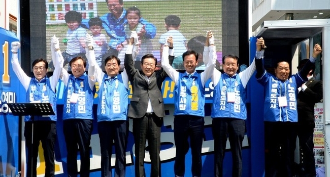 이재명 더불어민주당 총괄선거대책위원장이 22일 오전 충북 청주시 상당구 성안길 구 롯데시네마 앞에서 노영민 충북도지사 후보와 송재봉 청주시장 후보의 지원 유세를 하고 있다.
