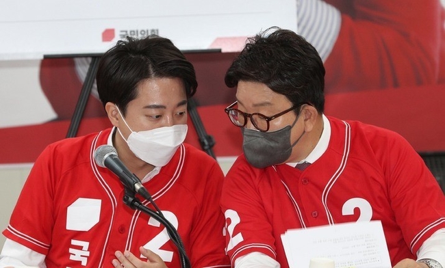 국민의힘 이준석 상임선대위원장과 권성동 공동선대위원장이 19일 오전 인천 미추홀구 유정복 국민의힘 인천시장 후보 선거사무소에서 열린 '제8회 전국동시지방선거 중앙선거대책위원회 인천 현장회의'에서 대화를 나누고 있다.