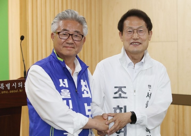  조희연(오른쪽), 최보선 서울시교육감 후보가 22일 오후 서울 중구 서울시의회 브리핑룸에서 중도진보 서울시교육감 후보 교육정책연대 협약식을 열고 4대 교육공약을 발표하기 앞서 악수하고 있다.