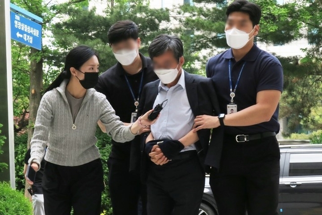  인천 계양구 까치공원 입구 상가 골목을 다니며 거리유세에 나선 이재명 후보에게 철제그릇을 던져 선거운동을 방해한 혐의로 구속영장이 청구된 60대 남성이 구속 전 피의자 심문(영장실질심사)을 받기 위해 22일 오후 미추홀구 인천지법에 들어서고 있다.