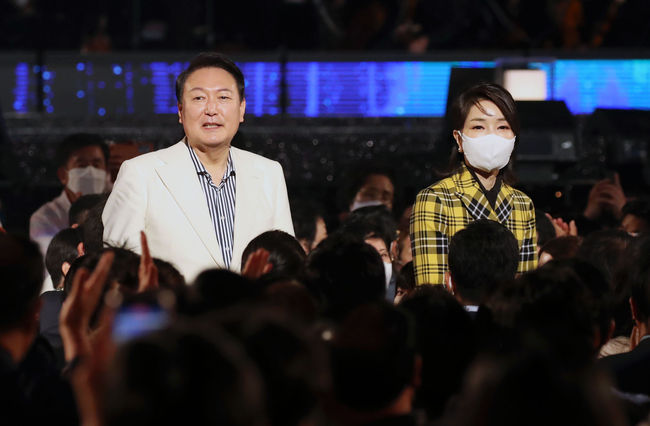 사진=뉴시스 제공(청와대 본관 앞 대정원에서열린 KBS 열린음악회에 참석한 윤석열 대통령고 김건희 여사)
