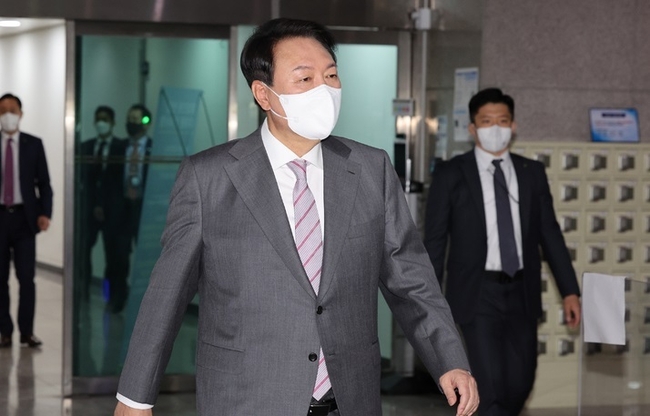 윤석열 대통령이 지난 20일 서울 용산 대통령실 청사로 출근하고 있다.(사진=뉴시스 제공)