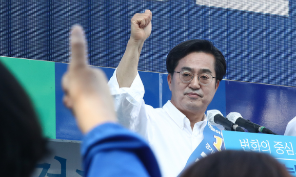 김동연 더불어민주당 경기도지사 후보가 22일 경기도 부천중앙공원에서 열린 유세에서 지지를 호소하고 있다.(사진=뉴시스 제공)