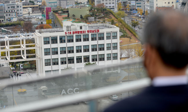 전두환씨가 숨진 지난해 11월 23일 오후 광주 동구 전일빌딩245 옥상에서 한 시민이 5·18최후항쟁지인 옛 전남도청을 바라보고 있다.
