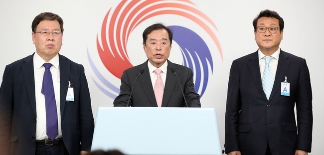 김병준 전 대통령직인수위 지역균형발전특별위원장이 23일 서울 용산 대통령실 브리핑장에서 지역균형발전특위 활동 결과 관련 브리핑을 하고 있다. (사진=뉴시스 제공)
