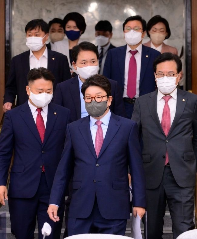 국민의힘 권성동 원내대표가 24일 오전 서울 여의도 국회에서 열린 원내대책회의에 참석하고 있다. (사진=뉴시스 제공)