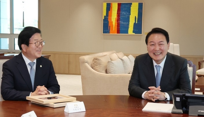 윤석열 대통령이 24일 서울 용산 대통령실 청사 집무실에서 박병석 국회의장 등 국회의장단과 접견하고 있다.(사진=뉴시스 제공)