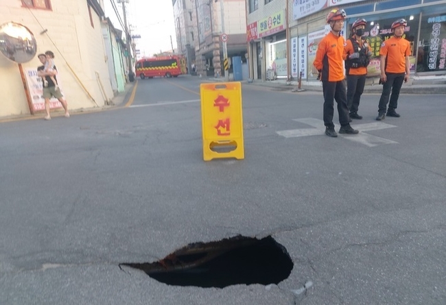 24일 오후 6시54분 충북 제천시 신백동 한 사거리 도로에서 지름 1m, 깊이 2m 크기의 싱크홀(땅꺼짐 현상)이 발생해 시가 복구 조치에 나서고 있다.(사진=뉴시스 제공)
