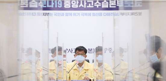 이기일 중앙재난안전대책본부 1총괄조정관(보건복지부 제2차관)이 지난 11일 오전 정부세종청사에서 열린 코로나19 대응 중대본 회의에서 모두발언을 하고 있다.(사진=뉴시스 제공)