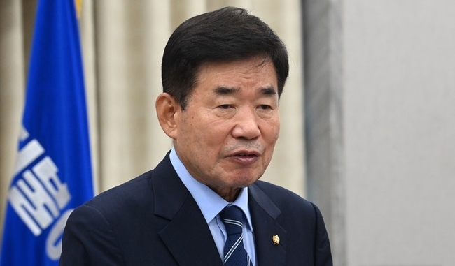 김진표 더불어민주당 의원이 지난 24일 서울 여의도 국회에서 열린 제21대 국회 후반기 국회의장단 후보 선출 의원총회에서 국회의장 후보로 선출된 후 소감을 밝히고 있다. 이날 더불어민주당은 국회의장 후보로 김 의원을, 부의장 후보로는 김영주 의원을 각각 선출했다. (사진=뉴시스 제공)