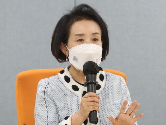 박선영 서울시교육감후보가 지난 16일 범중도보수 서울시 교육감 후보 단일화 합의 서약 기자회견이 열린 서울 여의도 자유기업원 회의실에서 발언하고 있다. 이날 기자회견에 조영달, 조전혁 후보는 불참했다.(사진=뉴시스 제공)