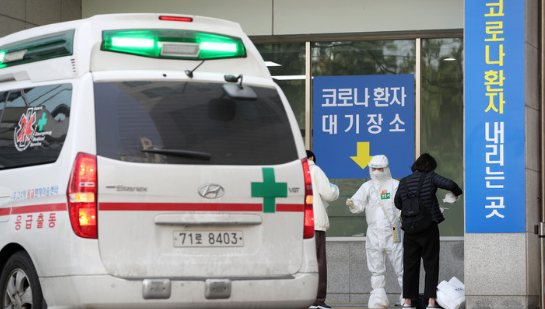 지난 3월16일 오후 서울 은평구 서울시립서북병원에서 의료진들이 환자를 안내하고 있다.(사진=뉴시스 제공)
