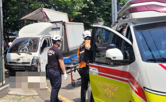25일 오전 11시 40분께 광주 동구 계림동 한 초등학교 인근 도로를 달리던 1t급 화물차가 인도를 덮쳐 보행자 2명이 숨지거나 다쳤다. (사진=광주 동부소방 제공) 