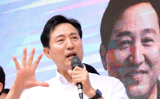 국민의힘 오세훈 서울시장 후보가 25일 오후 서울 영등포구 수정아파트앞 사거리에서 열린 유세에서 유권자들에게 지지를 호소하고 있다.(사진=뉴시스 제공)