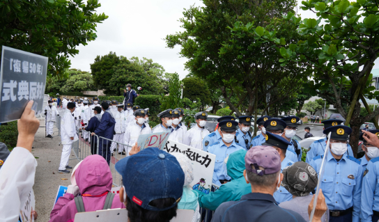 오키나와 일본반환 50주년을 맞은 15일 주일미군 철수를 요구하며 행진하는 시위대를 경찰이 막아서고 있다.(사진=뉴시스 제공)
