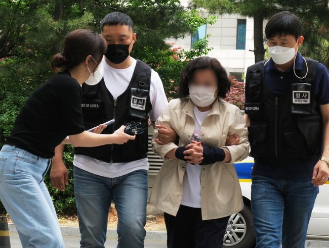 사진=뉴시스 제공(영장실질심사를 받기 위해 인천지법에 들어서고 있는 60대 친모)