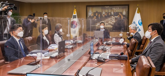 주상영 금융통화위원회 의장 직무대행이 14일 오전 서울 중구 한국은행에서 열린 금융통화위원회 본회의를 주재하고 있다.(사진=뉴시스 제공)