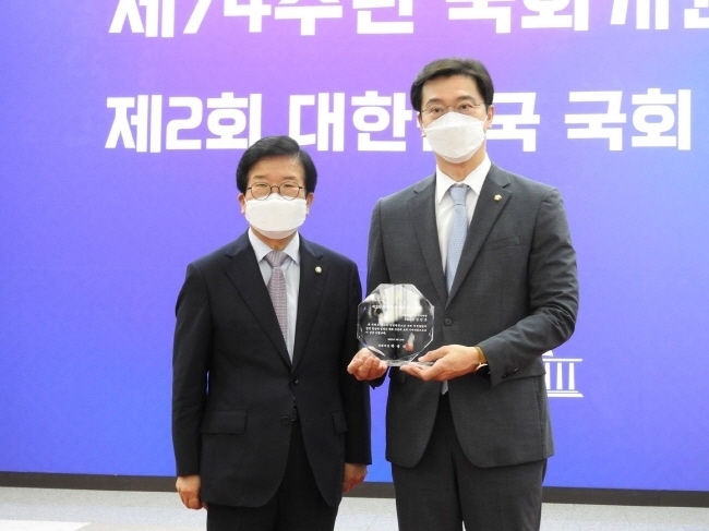 국민의힘 강민국 의원(경남 진주시 을)이 25일 라임‧옵티머스 등 사모펀드 투자자 보호 등을 위한 제도보완 공로로 2022년 「대한민국 국회 의정대상」을 수상했다.