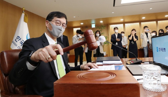 이창용 한국은행 총재가 26일 오전 서울 중구 한국은행에서 열린 금융통화위원회 본회의를 주재하고 있다.(사진=뉴시스 제공)