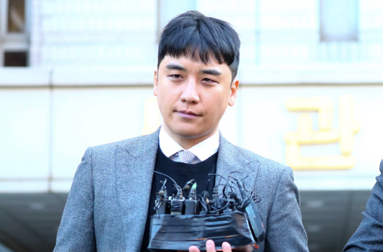 성매매 알선 및 상습 도박 혐의로 두 번째 구속영장이 청구된 가수 승리가 지난 2020년 1월13일 오전 서울 서초구 서울중앙지법에서 열린 영장실질심사(구속 전 피의자심문)를 마친 후 법원을 나서고 있다.(사진=뉴시스 제공)