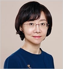 윤석열 대통령이 26일 식품의약품안전처장에 대한 인선을 했다. 사진은 오유경 서울대 약학대학 학장. (사진=대통령실 제공)
