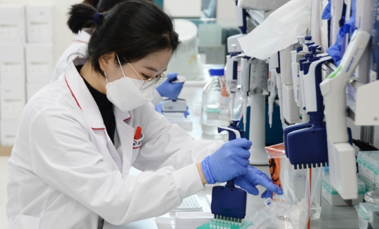 지난해 12월21일 오전 충북 청주시 흥덕구 오송읍 질병관리청 공공백신개발지원센터 생물안전 2등급 실험실에서 코로나19 백신 임상시험과 관련된 업무를 하고 있다.(사진=뉴시스 제공)