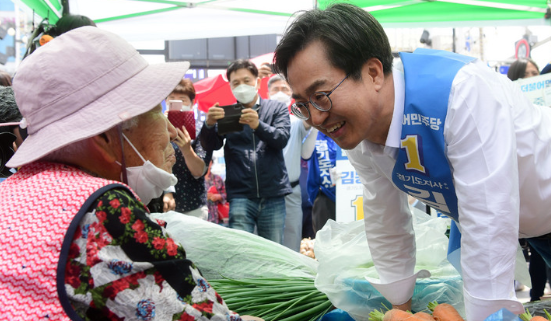김동연 더불어민주당 경기도지사 후보가 25일 경기도 여주 한글시장에서 한 어르신에게 지지를 호소하고 있다.(사진=뉴시스 제공)