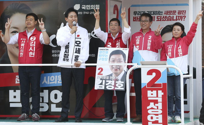 오세훈 국민의힘 서울시장 후보가 26일 오전 서울 광진구 중곡제일골목시장 앞에서 김경호 광진구청장 후보와 선거 유세를 하며 출근길 시민들에게 지지를 호소하고 있다.(사진=뉴시스 제공)