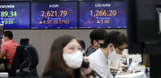 코스피는 전 거래일 대비 0.23(0.01%) 포인트 내린 2626.99, 코스닥지수는 3.5(0.40%) 포인트 오른 876.19에 개장한 26일 오전 서울 중구 하나은행 딜링룸에서 직원들이 업무를 보고 있다.(사진=뉴시스 제공)