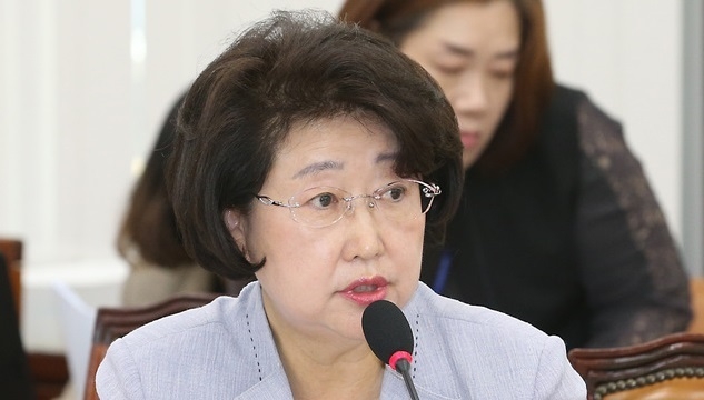 4일 서울 여의도 국회에서 열린 보건복지위원회의 보건복지부·질병관리본부 국정감사에서 자유한국당 김승희 의원이 '대통령 치매 초기증상' 관련 발언을 하고 있다.(사진=뉴시스 제공)