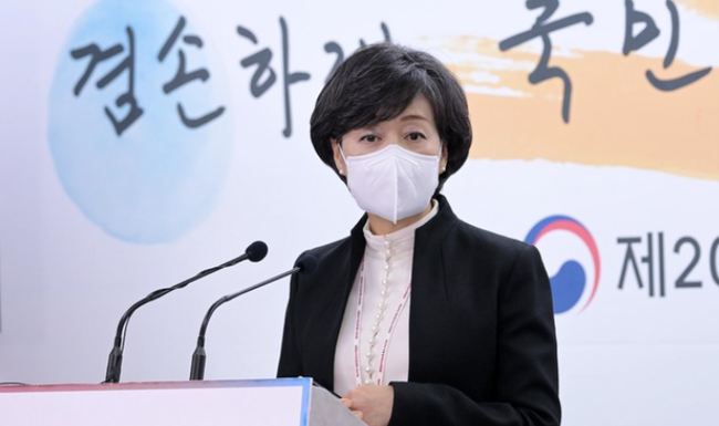 박순애 사회부총리 겸 교육부 장관 후보자가 제20대 대통령직인수위원회 정무사법행정분과 인수위원이었던 지난달 29일 오후 서울 종로구 통의동 인수위 기자회견장에서 '인수위, 기부금 단체 등 시민단체의 투명성 강화한다'의 주제로 브리핑을 하고 있다.(사진=뉴시스 제공)