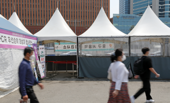 지난 20일 오전 서울 중구 서울역에 마련된 임시선별검사소가 한산한 모습을 보이고 있다.(사진=뉴시스 제공)